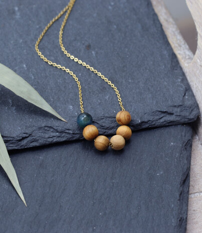 Collier court dore apatite et bois